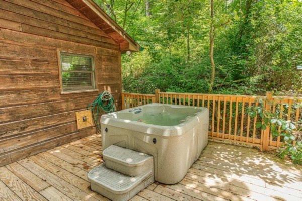 Treehouse Between Gatlinburg And Pigeon Forge. Pet Friendly! Экстерьер фото