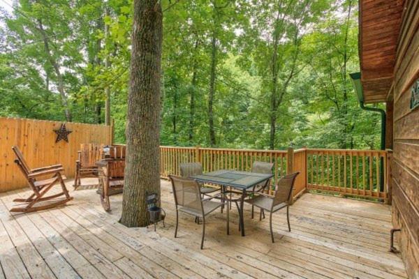 Treehouse Between Gatlinburg And Pigeon Forge. Pet Friendly! Экстерьер фото